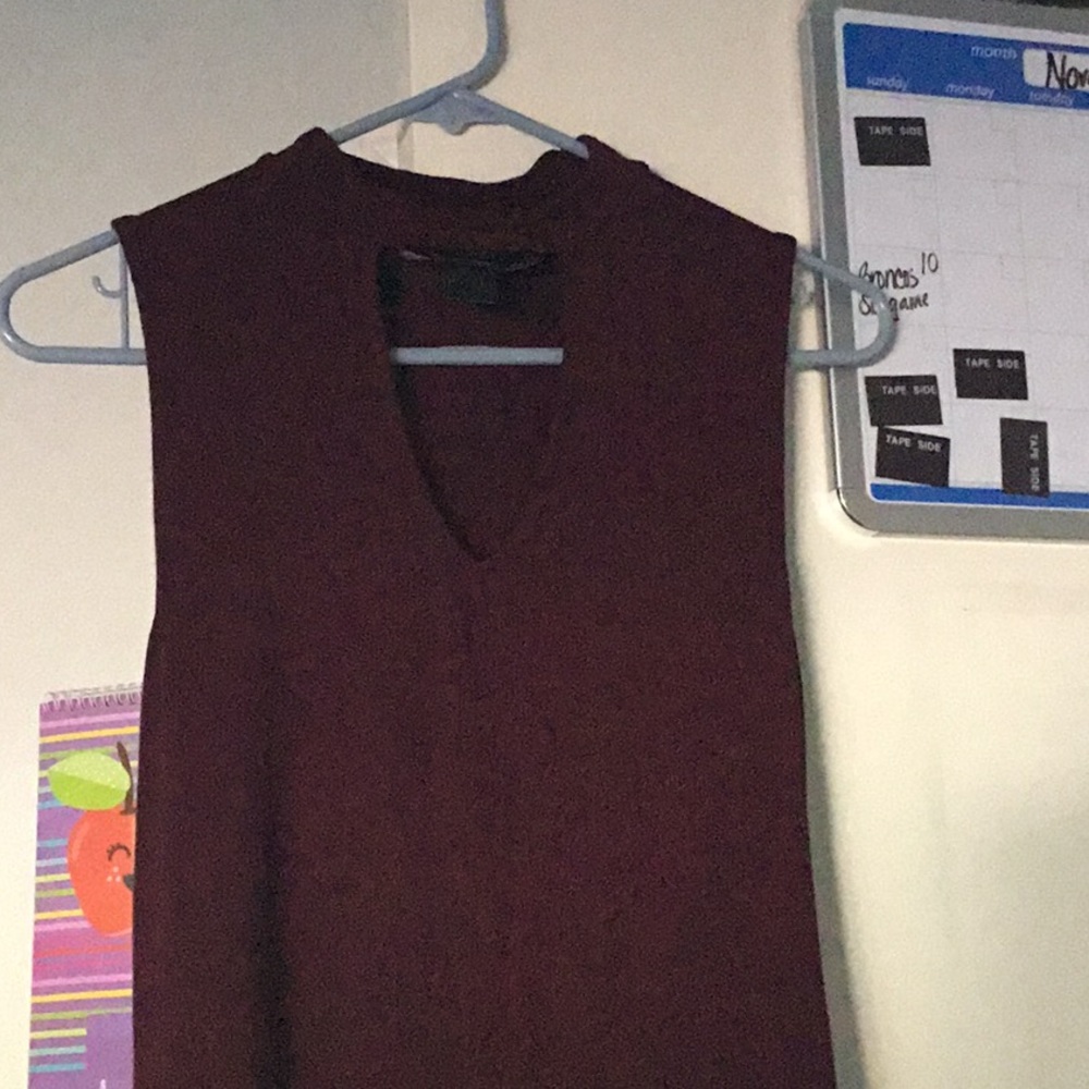 Burgundy shirt with choker and opening in front